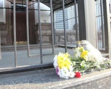 Небайдужі українці несуть квіти до посольства Росії у Києві (фото)
