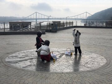 Киев, Почтовая площадь, памятник, фото из соцсетей