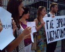 Афанасьєв прийшов з пікетом під посольство Росії