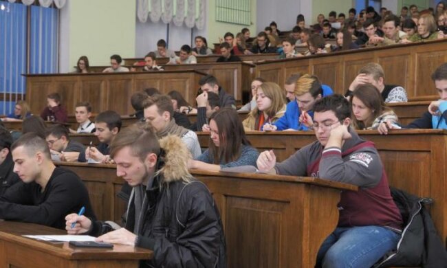 Слідом за пенсіонерами подачку кинули і студентам