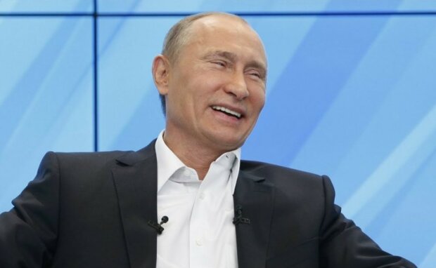 Путин любовался полуголыми красотками, пока Зеленский встречал политзаключенных: как провел важный день президент РФ