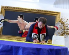 Ребров подписал флаг Украины для Кличко