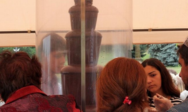 В "День Сонця" кияни ласували з шоколадного фонтану (фото)