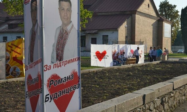 У Чорнобаї депутат влаштував святковий концерт із солодощами та подарунками (фото)