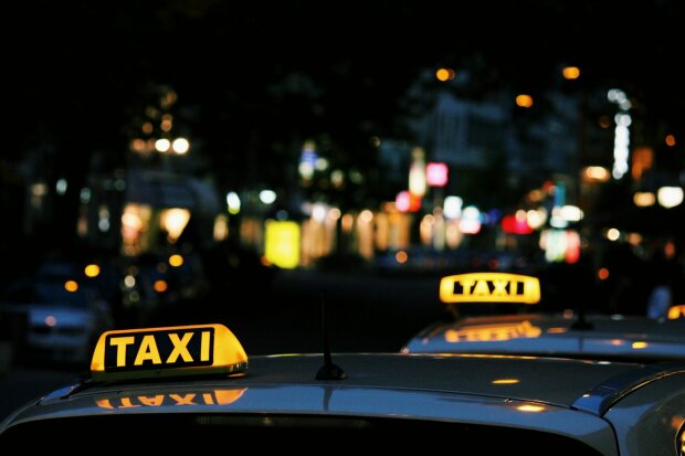 Скоро в усіх містах України: у Львові таксист висадив маму з дитиною через автокрісло, ганебне відео