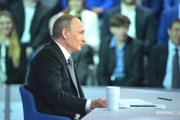 Полицейские посадили Путина на забор: видео