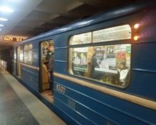 Харків'яни влаштували бої без правил просто в метро: не поділили вагон, дике відео