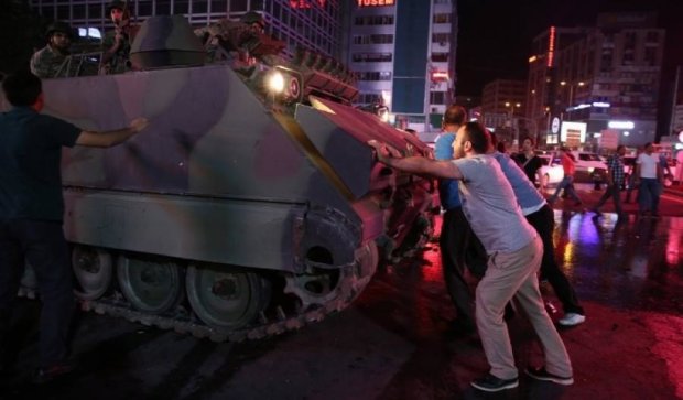 Шокирующее видео атаки на телецентр в Анкаре