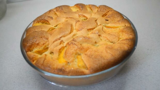 По-настоящему летний десерт: простой рецепт Шарлотки с персиками удивит своим волшебством любого сладкоежку