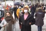 люди в масках, скріншот з відео