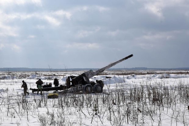 Украинская артиллерия на Донбассе уничтожила логово путинских вояк: эпичное видео