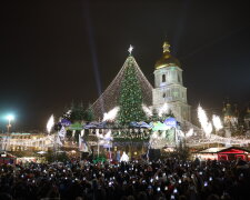 В Киеве с пожаром и огнетушителями открыли главную елку страны - "2020 никак не закончится!"