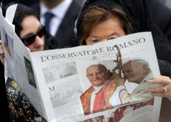 Женщина читает экземпляр ватиканской газеты l'osservatore Romano, фото REUTERS