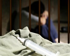 Прихід на гарячому: наркоман прийняв дозу прямо на засіданні суду