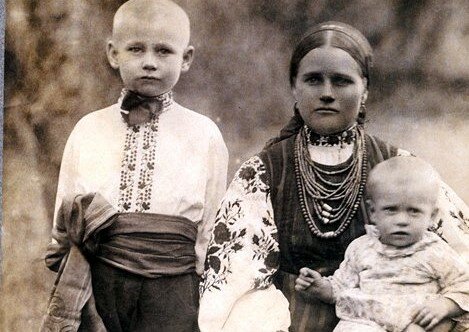 Молода українка з дітьми сто років тому приворожила мережу: "Красуня, малюки чистенькі"