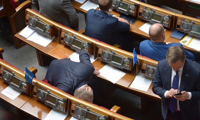 Вибухонебезпечна Рада: під час мінування парламенту Поплавський щось шукав у себе під столом