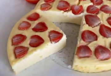 Творожная запеканка с клубникой, кадр из видео