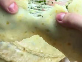 Млинці з начинкою, кадр з відео