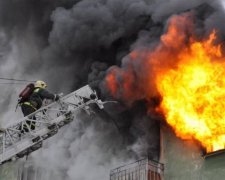 Крупнейший пожар в Киеве попал на видео