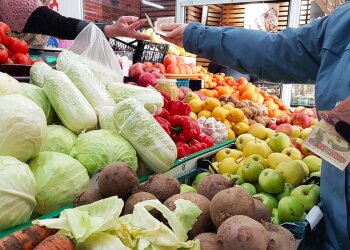 Овощи и фрукты в магазине