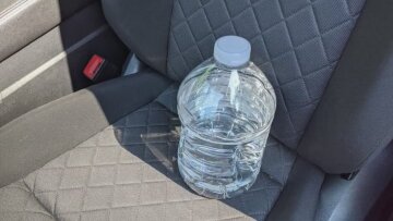 Пляшка з водою в авто: фото скрін ютуб