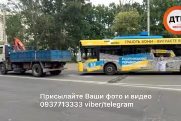 Киевский троллейбус влетел в грузовик