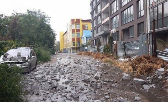 Камни летели с неба: в Днепре разгромили припаркованные машины, - водители, закройте глаза
