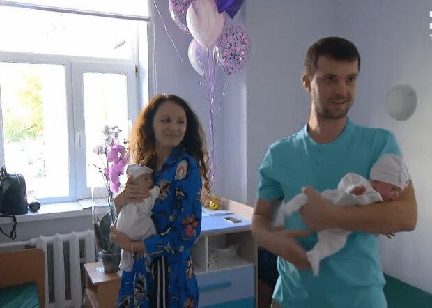 Украинка родила двух дюймовочек по 500 грамм - умещаются на ладошке