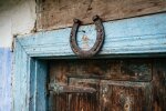 підкова оберіг над дверима українська хата