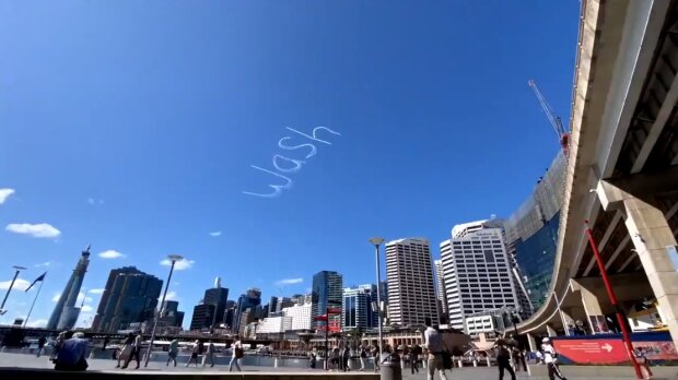 Надпись в небе на Сиднеем, фото YouTube