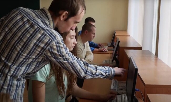 Первокурсникам престижного украинского вуза показывают "клубничку", чтобы те расслабились
