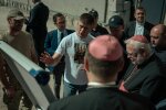 Делегація Ватикану та ООН біля зруйнованого будинку в Дарниці