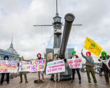 Клоуни-мілітаристи захопили крейсер Аврору