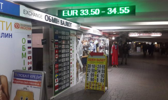 Стоит ли сдавать доллары: украинцам объяснили, что происходит с валютой