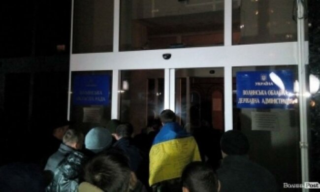 "Блокадники" захватили Волынскую ОГА и выдвинули ультиматум