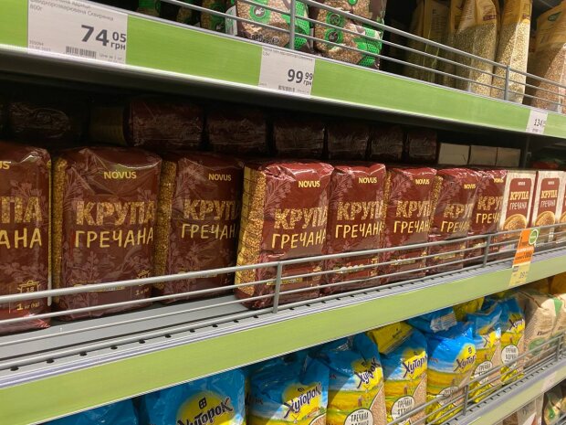 Крупы в супермаркете, фото Знай.ua