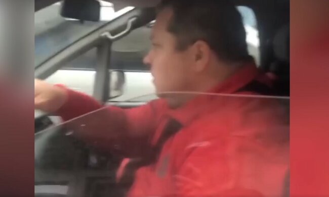 Чоловік збив собаку, фото: кадр з відео