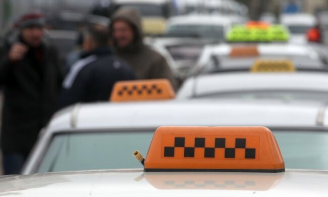 С одного удара: в Киеве глухонемой таксист отправил в больницу курьера-иностранца