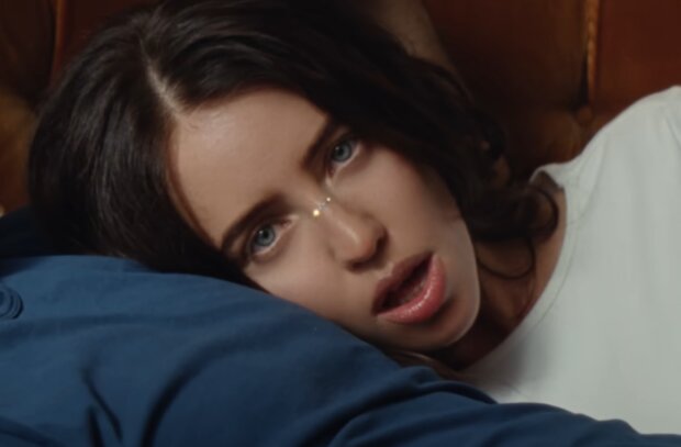 Надя Дорофєєва, кадр із кліпу на пісню: "Кохаю, але не зовсім"