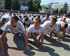 У Черкасах півтори тисячі людей встановили рекорд з віджимань