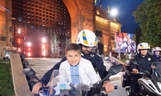 Мальчик и полицейский. Фото: ТСН.