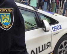 Преступники украли авто, выбросив из него женщину с ребенком