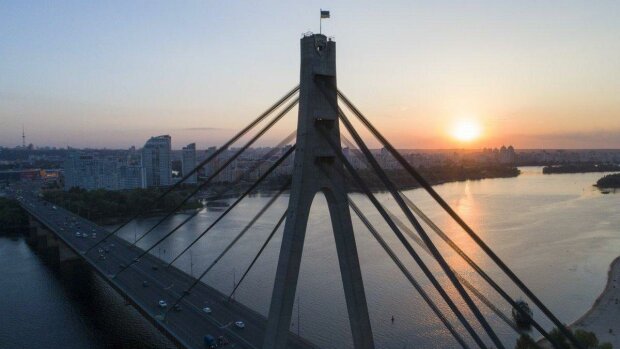 Масштабная авария и большие заторы: в Киеве  перекроют один из главных мостов столицы