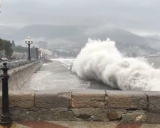 Шторм в Криму, кадр з відео