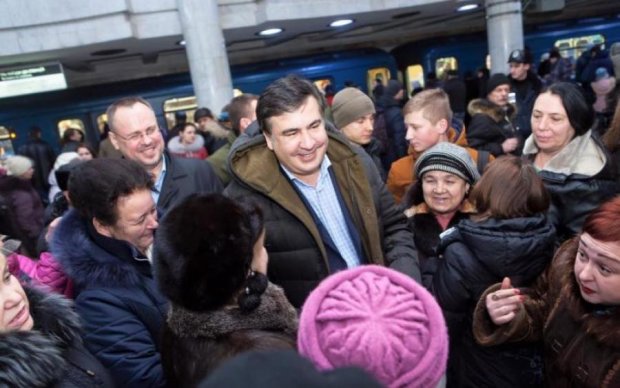 Охрана помогла Саакашвили сбежать от неудобных вопросов в Харькове (ВИДЕО)