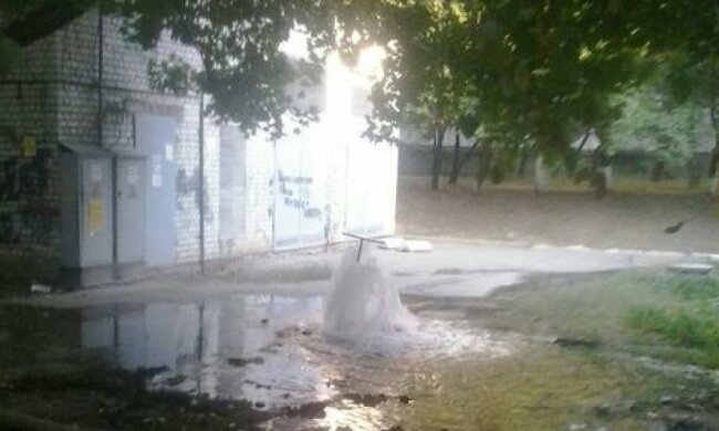 В Харькове рядом с электрощитовой бьет фонтаном вода (фото)