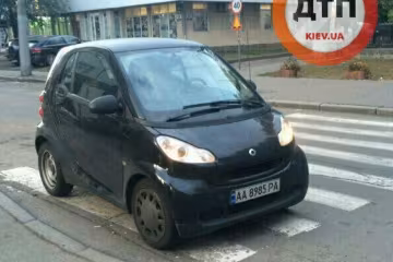 Непомітний: як "герой парковки" Smart на переході сховав
