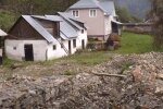 Мешканці Верховинщини будують новий будинок, кадр з репортажу суспільне: Youtube