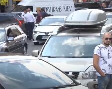 У Києві активізувалися "чорні паркувальники", скріншот