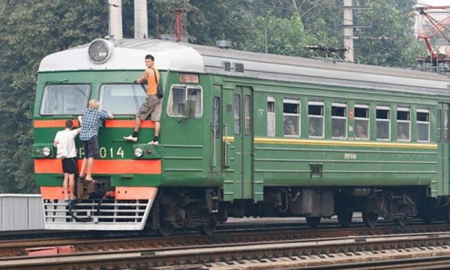 Троє підлітків-екстремалів покаталися на "товарняку": один труп